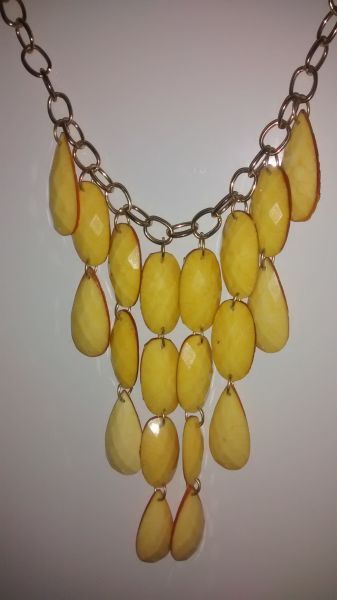 Colar em Pedras Amarelas